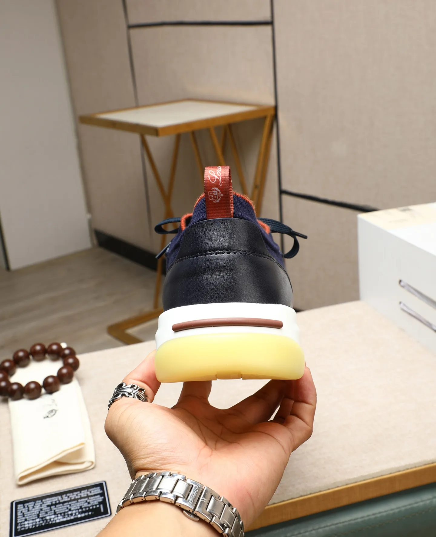 Men's shoes 💰620 🔥𝐥𝐨𝐫𝐨 𝐏𝐢𝐚𝐧𝐚 lp classic loafers, an Italian treasure brand, the only brand that can match Hermès! Only after wearing it do we realize that we can’t live up to our feet. The upper is made of imported first-layer cowhide with breathable fly-knit fabric, water-dyed cowhide foot pads, and the official original glass rubber outsole and pendant. Exclusive original packaging (tag ➕ brand paper ➕ outer box ➕ hand bag) code number: 38-44. Can be customized 45-46